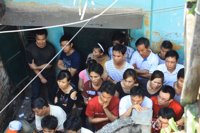 Hàng trăm người dân bàng hoàng và hồi hộp chờ tin từ lực lượng cứu hộ về tình hình hai cháu bé.