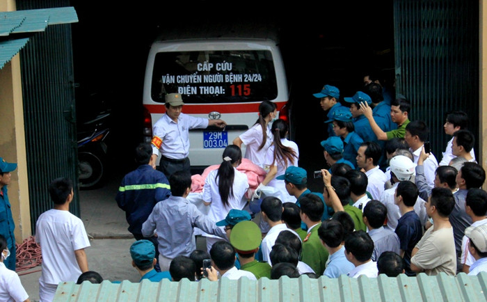 Cuối cùng, đến 10h34p, cháu Trần Duy Anh đã được đưa ra khỏi đống đổ nát và đưa đi cấp cứu trong tình trạng nguy kịch. Cuối cùng, đến 10h34p, cháu Trần Duy Anh đã được đưa ra khỏi đống đổ nát và đưa đi cấp cứu trong tình trạng nguy kịch.