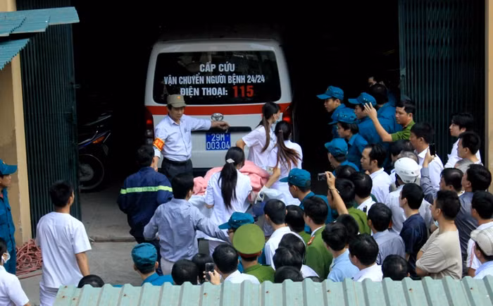 Cuối cùng, đến 10h34p, cháu Trần Duy Anh đã được đưa ra khỏi đống đổ nát và đưa đi cấp cứu trong tình trạng nguy kịch.