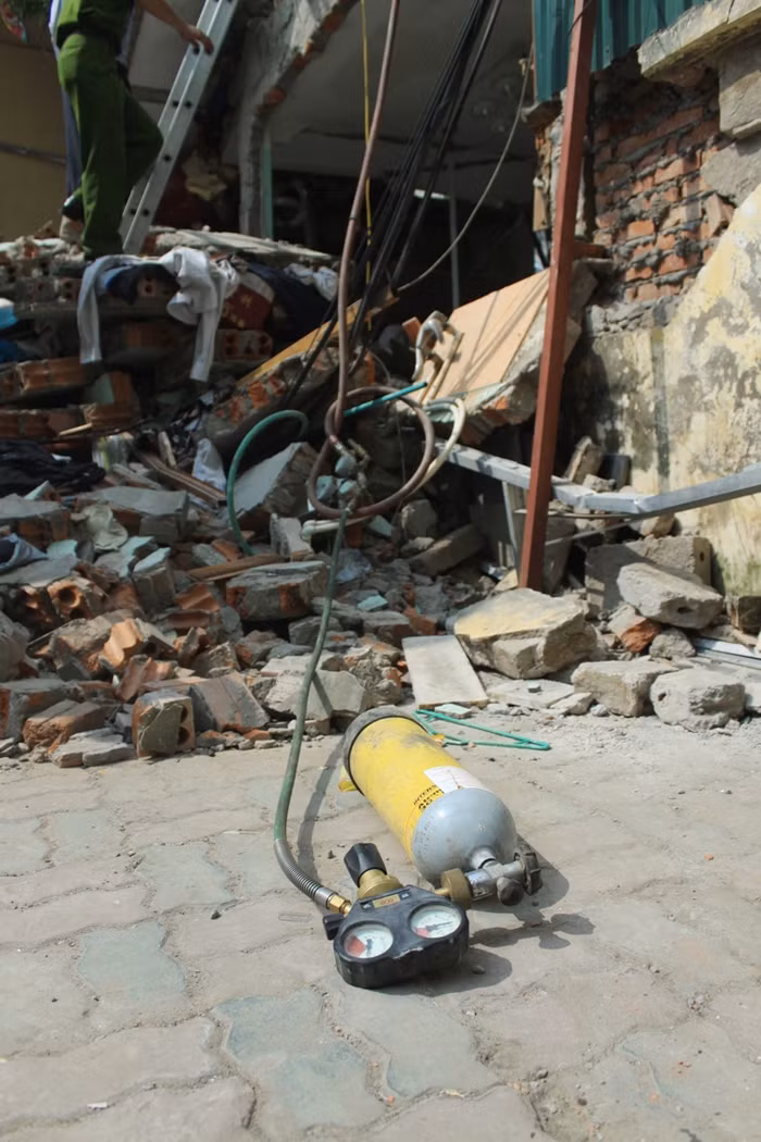 Bình khí thủy lực hỗ trợ kỷ mỏ chim cắt gắp những tảng bê-tông.