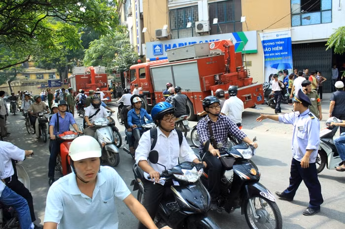 Lựu lượng cứu hỏa được huy động tới hiện trường với 2 xe cứu hỏa và hàng chục chiến sỹ cùng các phương tiện hỗ trợ tham gia công tác cứu hộ.