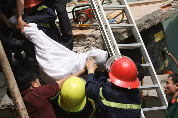 Đúng 12h trưa, cháu Trần Ngọc Tâm được đưa ra khỏi đống đổ nát và đưa đi bênh viện cũng trong tình trạng nguy kịch.