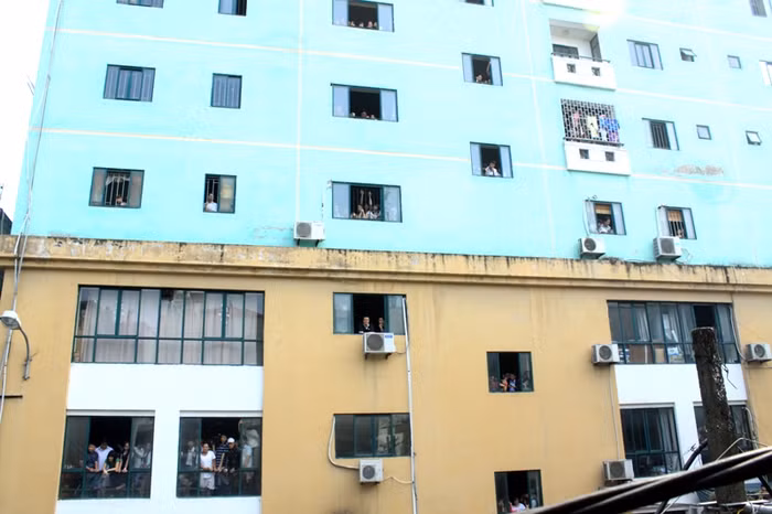 Người dân ở tòa nhà chung cư C8 ngay cạnh ngôi nhà xảy ra sự việc cũng dõi theo từng phút giây trong cuộc cứu hộ trong cái nắng chang chang.