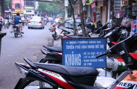 Nhiều tuyến phố dù UNND các phường, thậm chí quận đặt biển cấm nhưng cũng như không. Nhiều tuyến phố dù UNND các phường, thậm chí quận đặt biển cấm nhưng cũng như không.