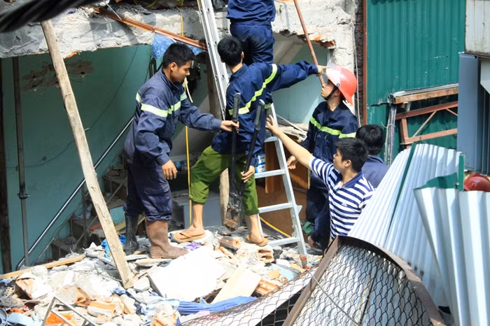 Lực lượng cứu hộ tiếp tục đưa các phương tiện hỗ trợ để phục vụ công tác cứu hộ.