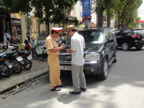 Đã có hàng nghìn trường hợp bị xử lý do dừng, đỗ xe không đúng nơi quy định. Đã có hàng nghìn trường hợp bị xử lý do dừng, đỗ xe không đúng nơi quy định.