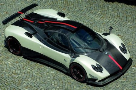 Không chỉ đắt, Pagani Zonda Clinique Roadster còn là một trong những siêu xe hiếm và độc đáo nhất thế giới. Giống như Zonda Cinque, phiên bản Roadster (mui trần) cũng được sản xuất với số lượng hạn chế - 5 chiếc. Nó có khả năng tăng tốc từ 0-97km/h chỉ trong 3,4 giây và đạt tốc độ cực đại 350km/h.Hiện trên thị trường nó có giá 1,85 triệu USD. Không chỉ đắt, Pagani Zonda Clinique Roadster còn là một trong những siêu xe hiếm và độc đáo nhất thế giới. Giống như Zonda Cinque, phiên bản Roadster (mui trần) cũng được sản xuất với số lượng hạn chế - 5 chiếc. Nó có khả năng tăng tốc từ 0-97km/h chỉ trong 3,4 giây và đạt tốc độ cực đại 350km/h.Hiện trên thị trường nó có giá 1,85 triệu USD.