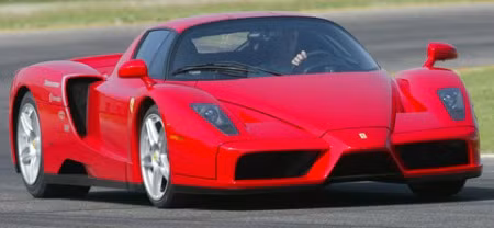 Đây là siêu xe được yêu thích nhất của Ferrari. Enzo có tốc độ cực đại 350km/h và khả năng tăng tốc từ 0-97km/h trong 3,4 giây. Chỉ có 400 chiếc được sản xuất và hiện có giá bán hơn 1.000.000 USD tại các cuộc đấu giá.
