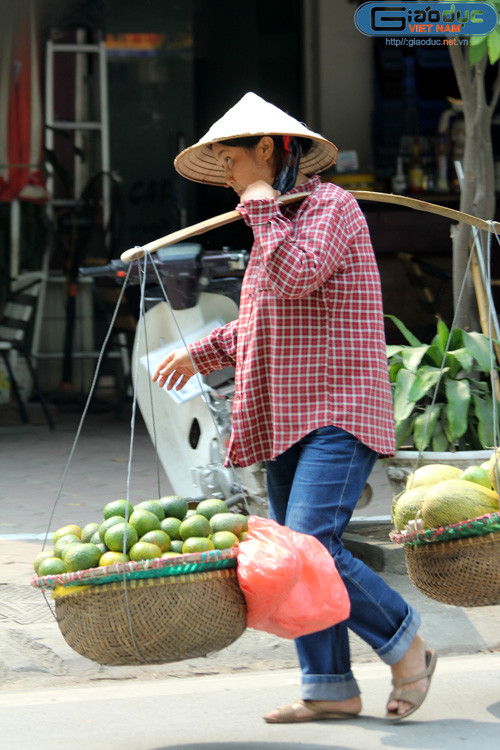 Hoa quả Trung Quốc xuất hiện cả từ những gánh hàng rong.