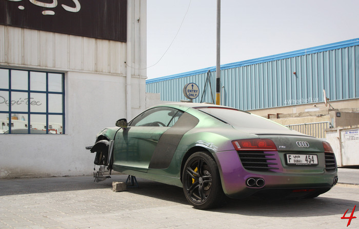 Siêu xe bị chủ "bỏ rơi" tại một cửa hàng sửa chữa mặc cho nắng mưa tàn phá.