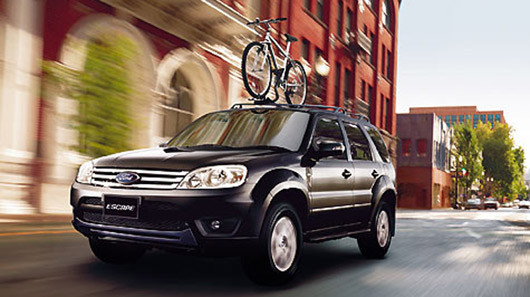 4. Ford Escape – 830 triệu đồng: Qua nhiều lần cải tiến nhưng Escape những thế hệ gần đây không có nhiều thay đổi về kiểu dáng. Tuy nhiên xe đã bớt cục mịch hơn nhờ thiết kế cản trước phối hình hài hòa với lưới tản nhiệt kèm bộ đèn gầm đặt sâu trên cản trước. Phần đầu xe sở hữu điểm nhấn là bộ đèn pha với chói sáng trắng trên nền đen thì ở phía sau.