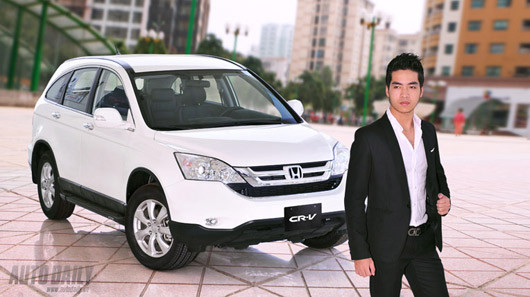 3. Honda CR-V – 1,103 tỷ đồng: Ấn tượng đầu tiên của CR-V ở kiểu dáng là phần mũi cứng cáp nhờ bộ lưới tản nhiệt hình chữ H đặc trưng của Honda. Thân xe có rất ít các giao tuyến thẳng, thay vào đó là các đường cong nên càng “mập mạp” hơn. Bộ ba-đờ-sốc to và hầm hố khi đi cùng bộ đèn pha hoành tráng.Honda đưa bản động cơ xăng 2,4 lít, I4 (4 xi-lanh thẳng hàng) trục cam kép DOHC, công suất 168 mã lực ở vòng tua 5.800 vòng/phút, mô-men xoắn cực đại 220 Nm ở vòng tua 4.200 vòng/phút. Xe trang bị hộp số tự động 5 cấp. Hệ dẫn động là loại một cầu (2WD).