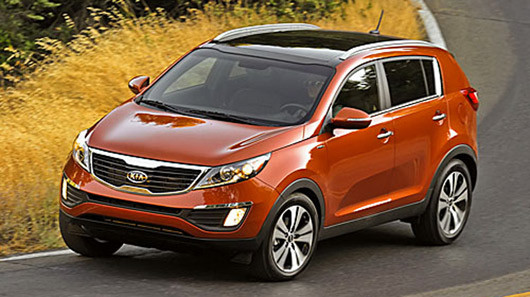 6. Kia Sportage – 874 triệu đồng: Hiện tại, Kia Sportage đang có mặt tại Việt Nam hầu hết đều là phiên bản động cơ xăng Theta II 2.0L. Hộp số tự động 6 cấp có chức năng sang số bán tự động. Hệ dẫn động cầu trước với các trang bị hỗ trợ như ABS, ESP và hệ thống đổ đèo… Dung tích động cơ nhỏ, Kia Sportage mang lại tính kinh tế cao và tỏ ra phù hợp với điệu kiện vận hành trong thành phố.