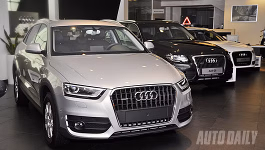 1. Audi Q3 – 1,72 tỷ đồng: được thiết kế dựa trên platform của người anh em trong tập đoàn Volkswagen Tiguan. Xe có chiều dài 4.390mm, rộng 1.830mm và cao 1.600mm. So với “đàn anh” Q5, mẫu xe này ngắn hơn 240mm, hẹp hơn 50mm và thấp hơn 53mm.