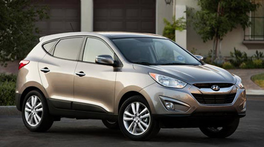 5. Hyundai Tucson – 850 triệu đồng: Xuất hiện tại Việt Nam với một dáng vẻ hoàn toàn mới, nhiều người khó có thể nghĩ đây là chiếc Hyundai Tucson mà họ đã từng nhìn thấy trước đó. Bởi đơn giản, từ ngoại thất cho đến nội thất, những đường nét tròn và cục mịch mang tính bảo thủ đậm chất Hàn trước kia đã được xoá bỏ và thay vào đó là một diện mạo trẻ trung và khoẻ khoắn.