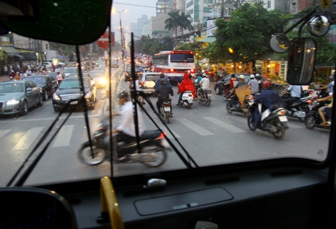 Cảnh tạt đầu xe, luồn lách vượt xe buýt của các phương tiện tham gia giao thông nhiều phen khiến lái xe và hành khách hú vía. (Ảnh NP)