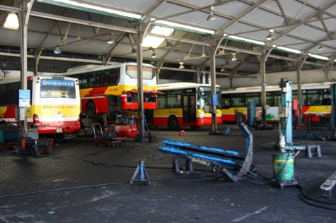 Các xe chở khách quá tải liên tục khiến xe nhanh chóng xuống cấp và thường xuyên phải tu sửa. (Ảnh NP)