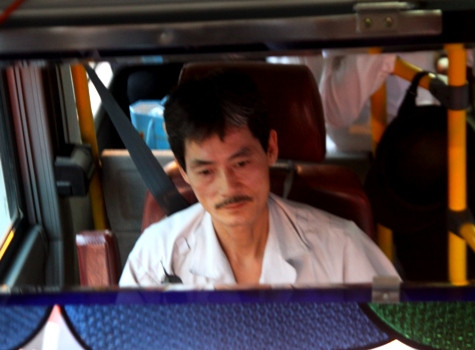 Lái xe đảo mắt như rang lạc. (Ảnh NP)