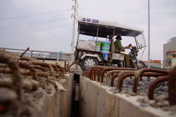 7 cầu vượt trên đại Lộ Thăng Long chưa khánh thành là Mễ Trì, Phú Đô, An Khánh, Phương Bản, Hoàng Xá, Bắc Phù Cát, Sài Sơn. Hiện, chỉ một số cầu được tiếp tục hoàn thiện còn lại đã 'đắp chiếu' cả năm.