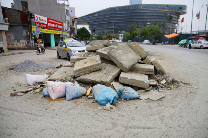 Đường dẫn trở thành nơi tập kết phế thải, vật liệu....