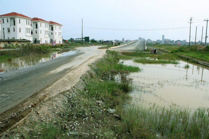 Đường dẫn lên cầu vượt An Khánh thì chưa được hoàn thiện với những chiếc ao đầy nước như thế này.