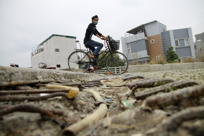 Hằng ngày, hàng ngàn lượt người qua lại trên các cây cầu chưa được hoàn thiện chứa ẩn đầy nguy hiểm chết người này.