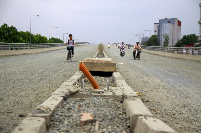 Dự án Đại lộ Thăng Long có tổng kinh phí đầu tư là 7.527 tỷ đồng, trong đó, vốn ngân sách Nhà nước khoảng 1.800 tỷ đồng đã giải ngân xong trong năm 2010, còn lại 5.800 tỷ do UBND Hà Nội cấp. Song, Hà Nội hiện mới chỉ cấp được 4.100 tỷ và vẫn thiếu 1.700 tỷ. Vì vậy, dù đại lộ thông xe 2 năm nhưng phần lớn hệ thống cầu vượt, nút giao đều đang trong tình trạng dở dang và ngổn ngang.