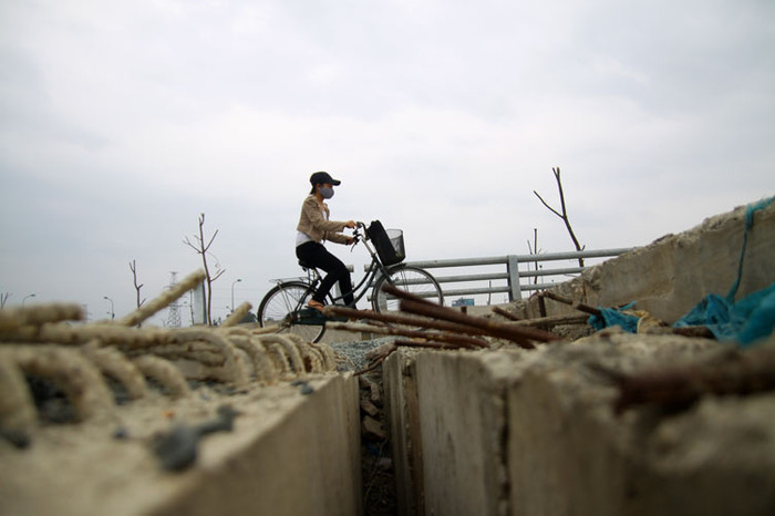 Hình ảnh những thanh sắt chơ chọi, hướng chếch lên, các phương tiện qua lại trên cây cầu vượt Phú Đô, chỉ cần sơ sảnh một chút thì hậu quả thật không lường.