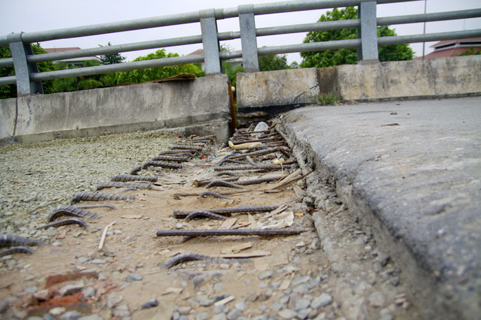 Các điểm nối chưa được đổ nhựa toàn bộ tạo ra những gờ cao rất nguy hiểm cho người đi lại.