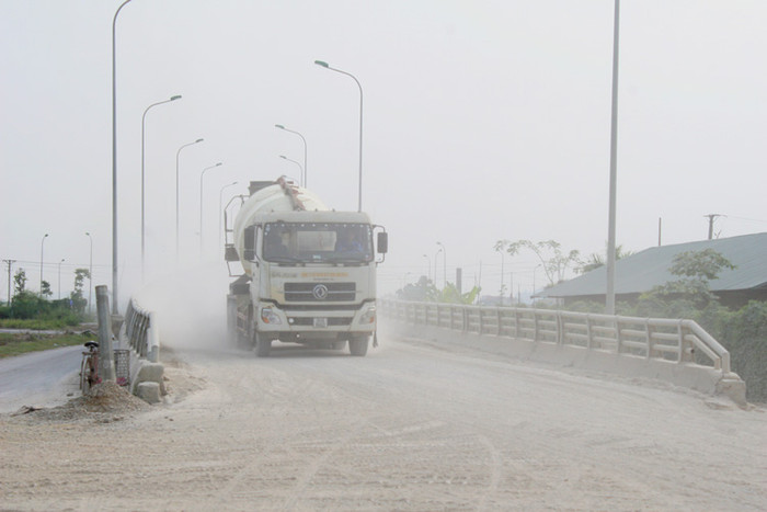 Tại cây cầu vượt Sài Sơn, cũng trong tình trạng tương tự, mặt cầu chưa được hoàn thiện nên phương tiện qua lại gây bụi mù mịt.