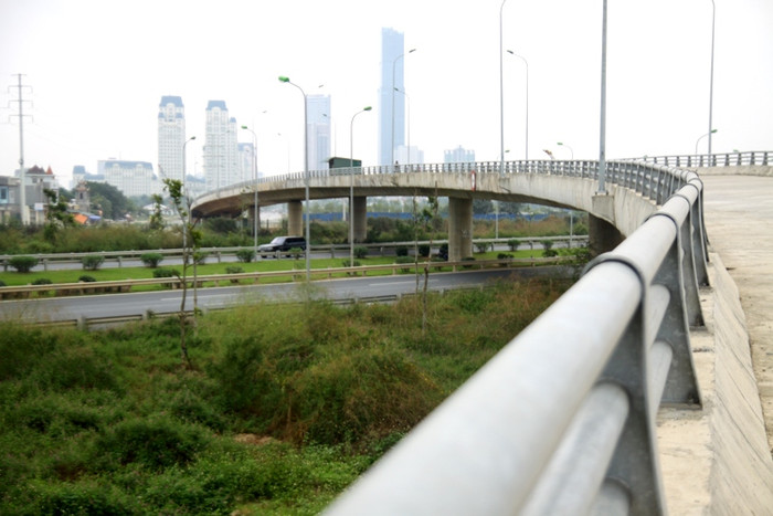 Trên tuyến Đại lộ Thăng Long có tới 7 cây cầu vượt kết nối sự giao lưu của các khu dân cư sống hai bên đường. Tuy nhiên, hiện nay người dân đang phải ngày ngày mong chờ