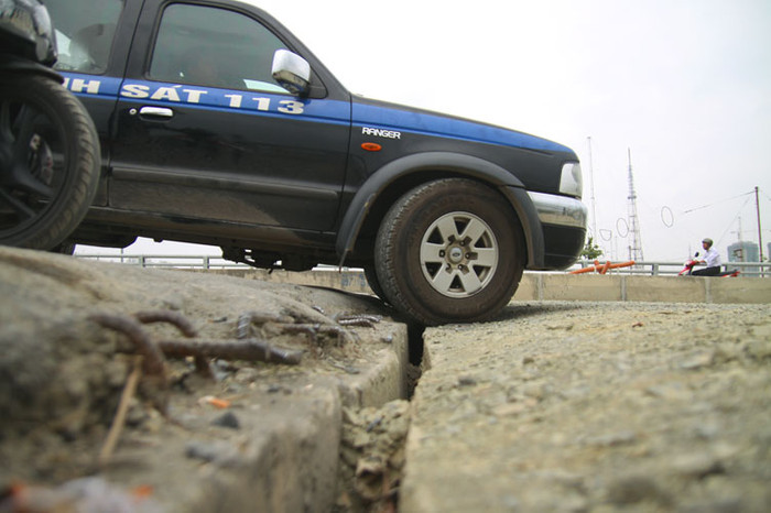 Những chiếc ô tô qua lại trên cầu phải lựa rất khéo mới có thể qua được các đoạn khe hở và vấp.