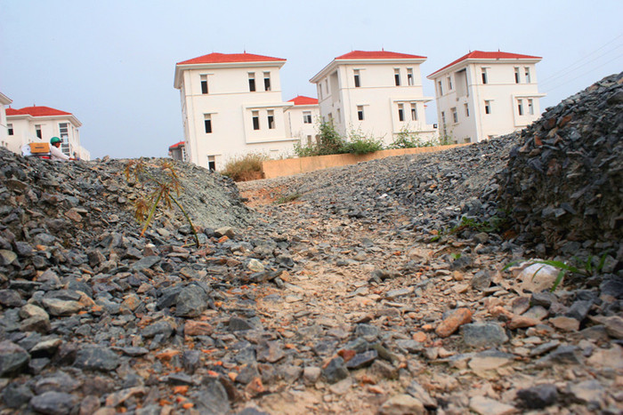 Nhiều đoạn đường thì bị sẻ rãnh, tạo hố như thế này. Không hiểu, cho tới khi nào thì nhu cầu đi lại của những người dân đã hy sinh đất đai để nhà nước thu hồi phục vụ xây dựng đường và những khu đô thị tiền tỷ mới được đáp ứng.?