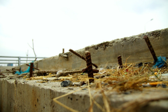 Những mũi chông bằng thép.