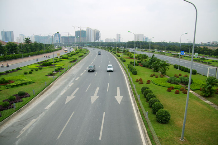 Đại lộ Thăng Long đã đi vào khai thác sử dụng được 2 năm nhưng các công trình cầu vượt vẫn chưa thể hoàn thiện khiến việc đi lại của người dân trở nên hết sức khó khăn.