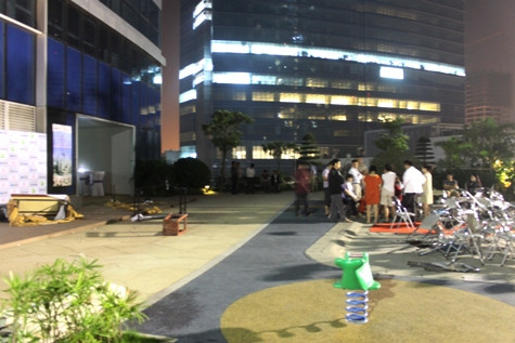 Hiện trường nơi xảy ra vụ việc, rất đông cư dân sinh sống tại Keangnam đã tỏ ra bất bình về sự việc. Hiện trường nơi xảy ra vụ việc, rất đông cư dân sinh sống tại Keangnam đã tỏ ra bất bình về sự việc.