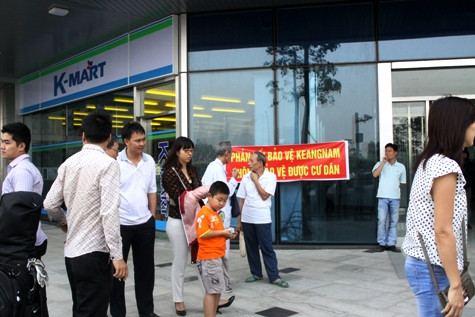 Băn rôn phản đối Ban quản lý Keangnam, bảo vệ Keangnam thiếu trách nhiệm trong sự việc tối ngày 18/11. (Ảnh Nam Phong) Băn rôn phản đối Ban quản lý Keangnam, bảo vệ Keangnam thiếu trách nhiệm trong sự việc tối ngày 18/11. (Ảnh Nam Phong)