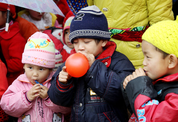 Những quả bóng bay, dường như với lũ trẻ là điều gì đó mới lạ với chúng. XEM THÊM CHUYÊN MỤC TẤM LÒNG VIỆT NAM