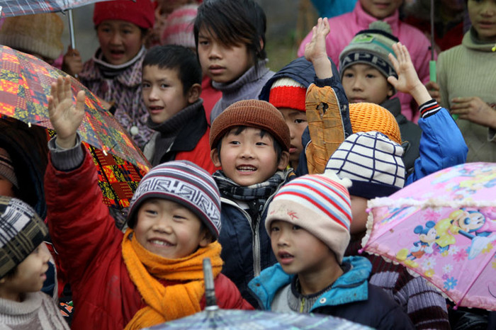 Các em hân hoan xung phong lên chơi trò chơi cùng các anh chị trong đoàn. XEM THÊM CHUYÊN MỤC TẤM LÒNG VIỆT NAM