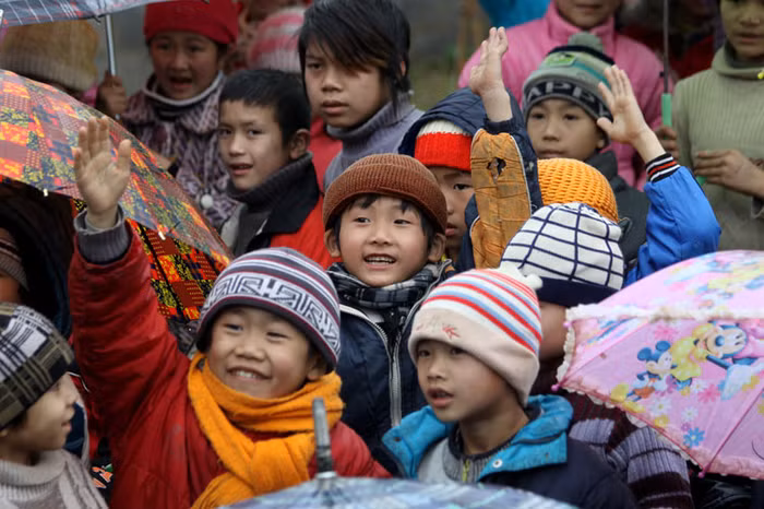Các em hân hoan xung phong lên chơi trò chơi cùng các anh chị trong đoàn. XEM THÊM CHUYÊN MỤC TẤM LÒNG VIỆT NAM