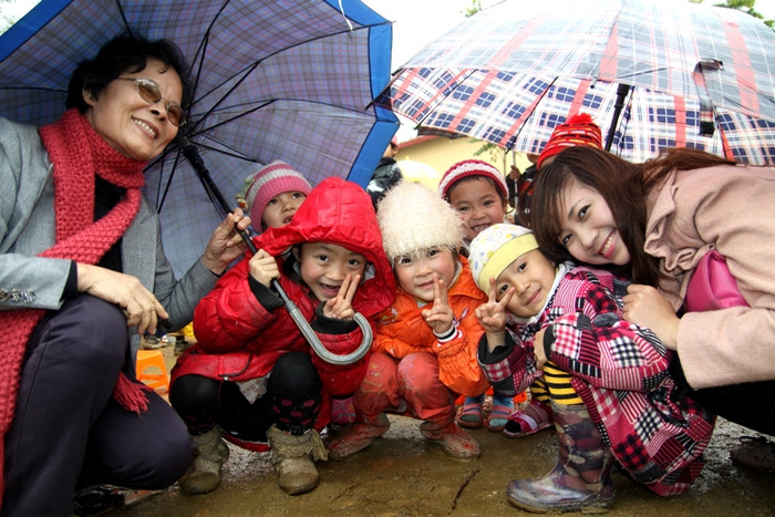 cùng các thành viên trong đoàn lưu lại khoảnh khắc. XEM THÊM CHUYÊN MỤC TẤM LÒNG VIỆT NAM