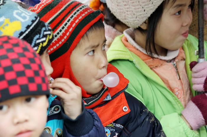 Có em tỏ ra "sành điệu" khi được các anh chị cho kẹo cao su. XEM THÊM CHUYÊN MỤC TẤM LÒNG VIỆT NAM