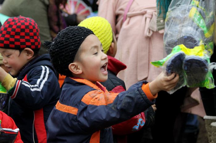 Vui mừng khi thấy đôi dép mới XEM THÊM CHUYÊN MỤC TẤM LÒNG VIỆT NAM