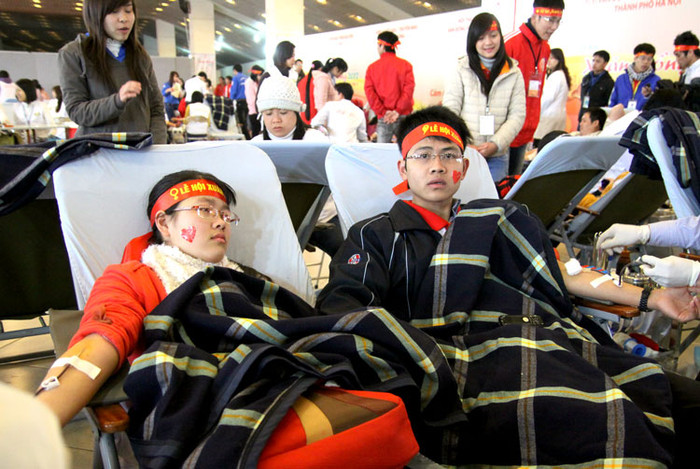 Trong đó có hàng trăm đôi bạn trẻ - những cặp tình nhân đã cùng tham gia hiến máu cứu người. Trong đó có hàng trăm đôi bạn trẻ - những cặp tình nhân đã cùng tham gia hiến máu cứu người.