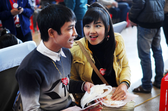 Niềm vui của đôi bạn trẻ trong buổi hiến máu. Niềm vui của đôi bạn trẻ trong buổi hiến máu.