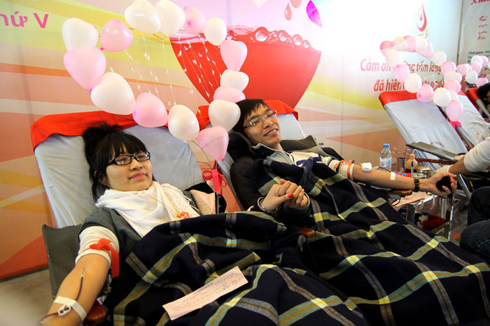 Hương (ĐH Kinh Tế) và Tuấn (ĐH Xây Dựng) đã được các tình nguyện viên vận động tham gia hiến máu và họ đã có kỉ niệm rất đẹp dịp Lễ tình nhân này. Hương (ĐH Kinh Tế) và Tuấn (ĐH Xây Dựng) đã được các tình nguyện viên vận động tham gia hiến máu và họ đã có kỉ niệm rất đẹp dịp Lễ tình nhân này.