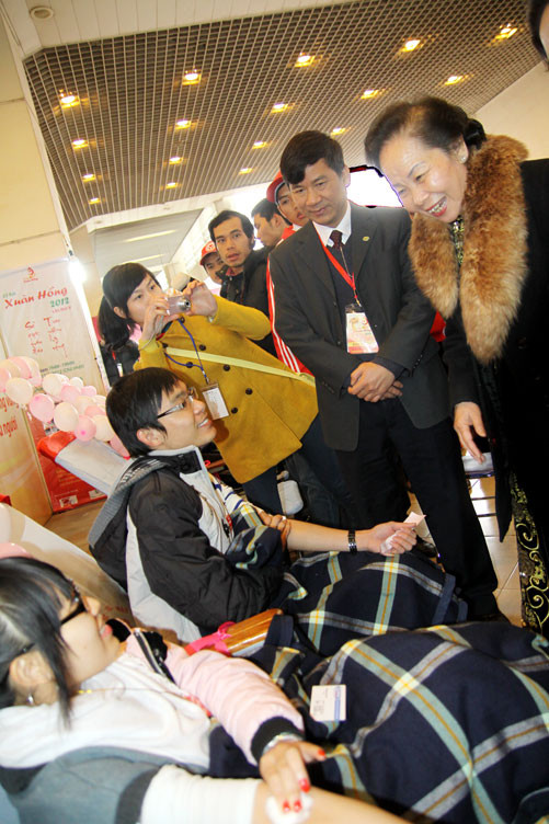 Sau đó, bà cùng các vị lãnh đạo Bộ Y tế, lãnh đạo UBND thành phố Hà Nội đi thăm các bạn trẻ đang tham gia hiến máu tình nguyện. Sau đó, bà cùng các vị lãnh đạo Bộ Y tế, lãnh đạo UBND thành phố Hà Nội đi thăm các bạn trẻ đang tham gia hiến máu tình nguyện.