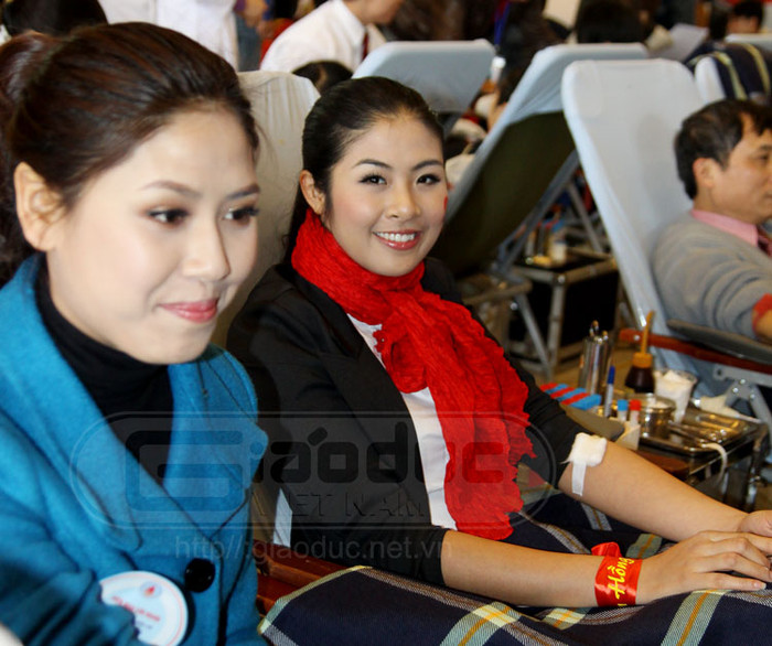 Hai người đẹp ngồi vào khu vực dành riêng cho các cặp tình nhân hiến máu của Lễ hội Xuân Hồng 2012. Hai người đẹp ngồi vào khu vực dành riêng cho các cặp tình nhân hiến máu của Lễ hội Xuân Hồng 2012.