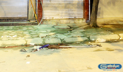 Nơi nạn nhân Đ. nằm còn vết máu cùng gậy và tuýp sắt. (Ảnh NP) Nơi nạn nhân Đ. nằm còn vết máu cùng gậy và tuýp sắt. (Ảnh NP)