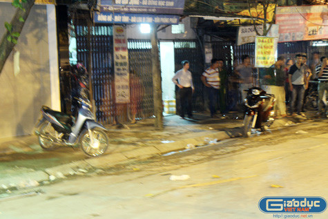 Hện trường vụ "hỗn chiến" xảy ra tối qua để lại hai chiếc xe máy còn cắm chìa khóa cùng một số hung khí. (Ảnh NP) Hện trường vụ "hỗn chiến" xảy ra tối qua để lại hai chiếc xe máy còn cắm chìa khóa cùng một số hung khí. (Ảnh NP)